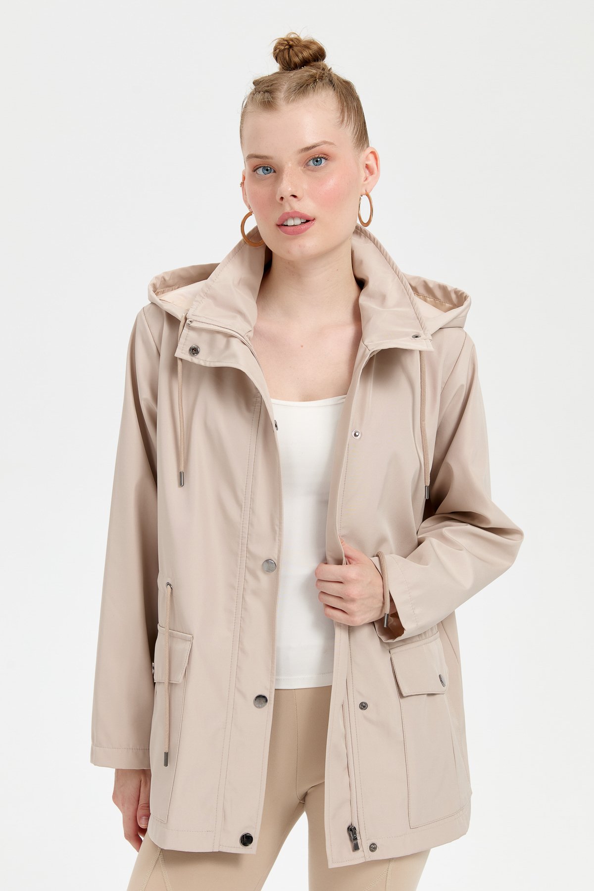 24416Kadın Kapüşonlu Kapaklı Cepli Kısa Trençkot Bej