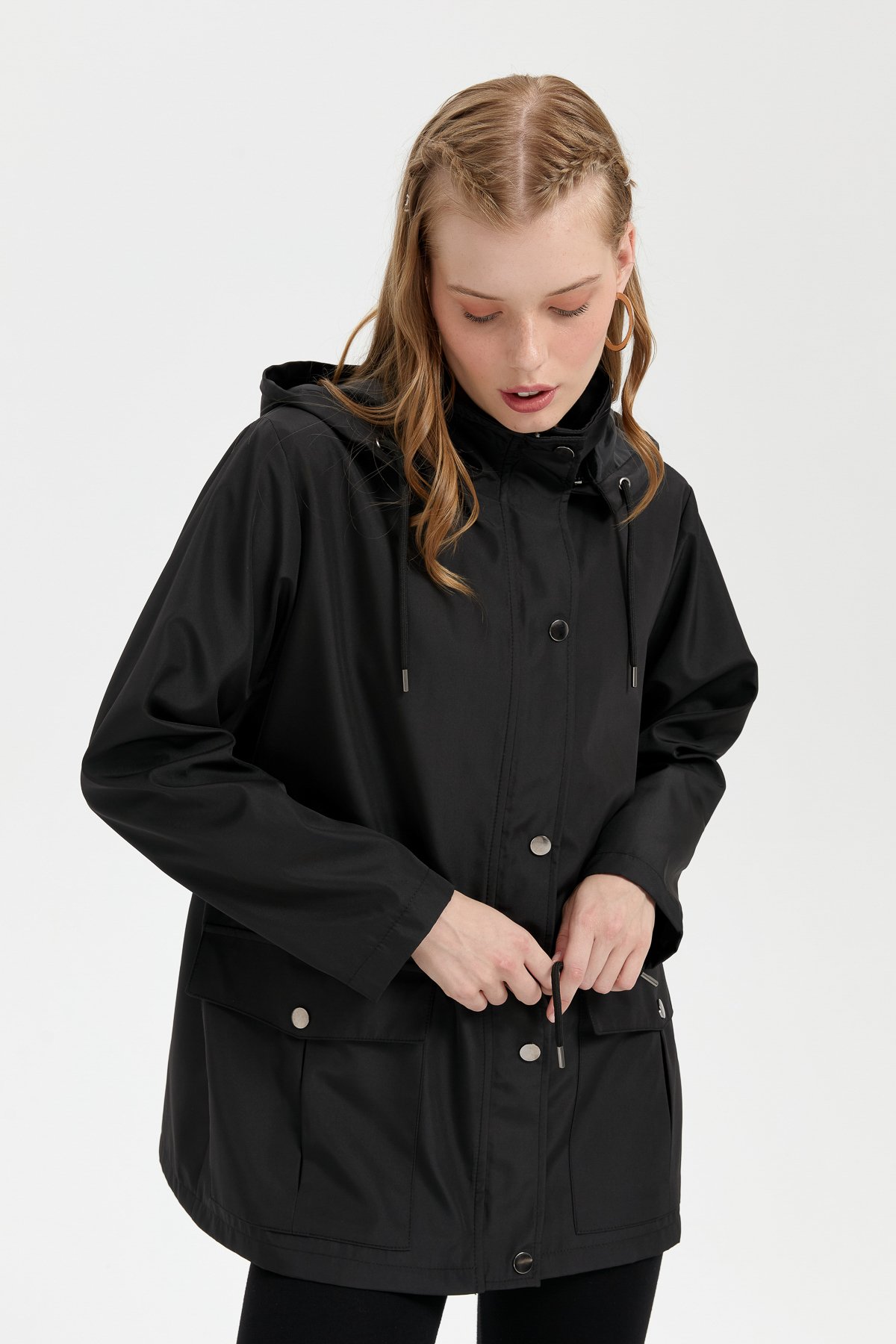 24416Kadın Kapüşonlu Kapaklı Cepli Kısa Trençkot Siyah