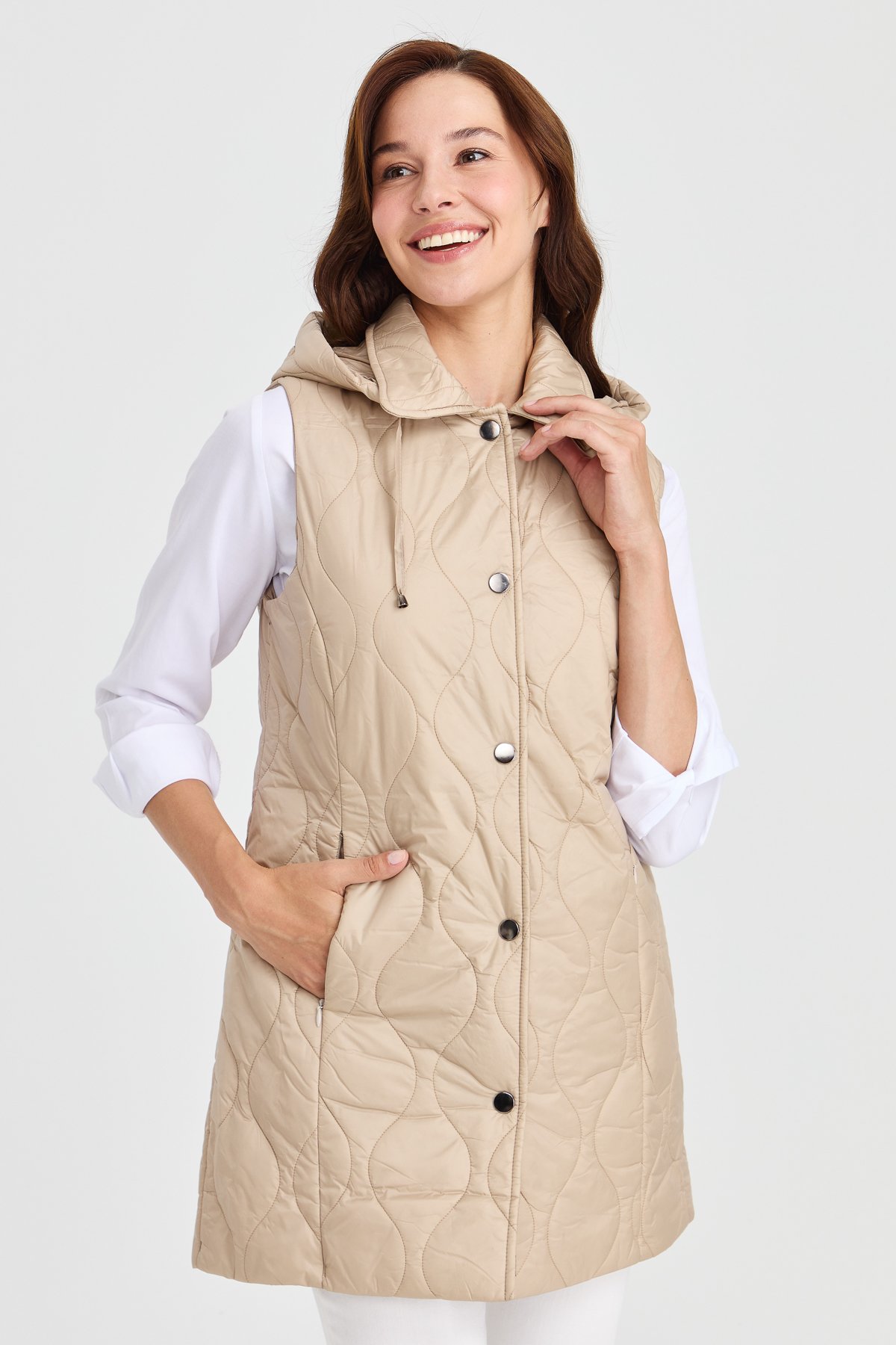 23406Kadın Kapüşonlu Kapitone Yelek Bej