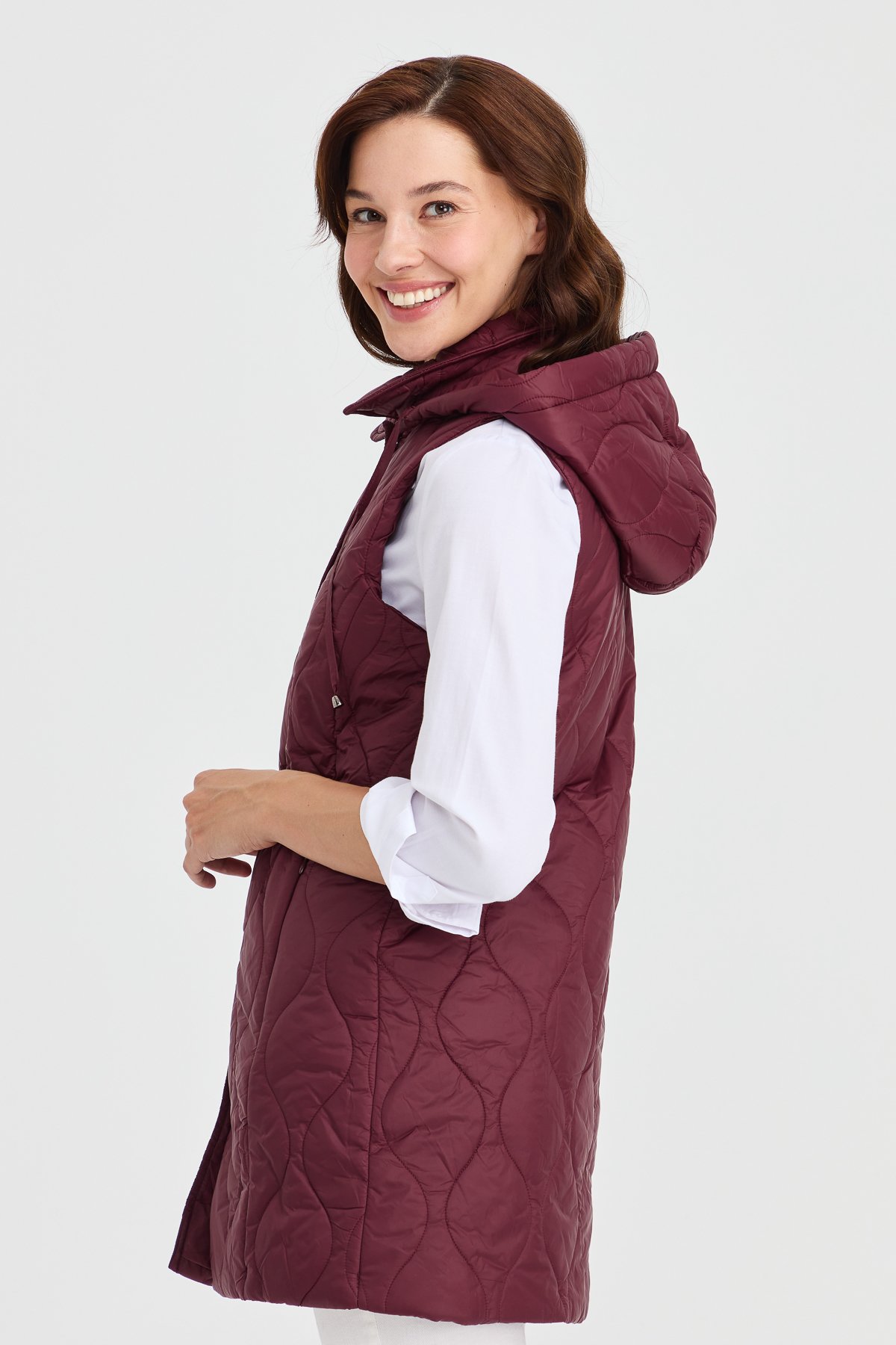 23406Kadın Kapüşonlu Kapitone Yelek Bordo