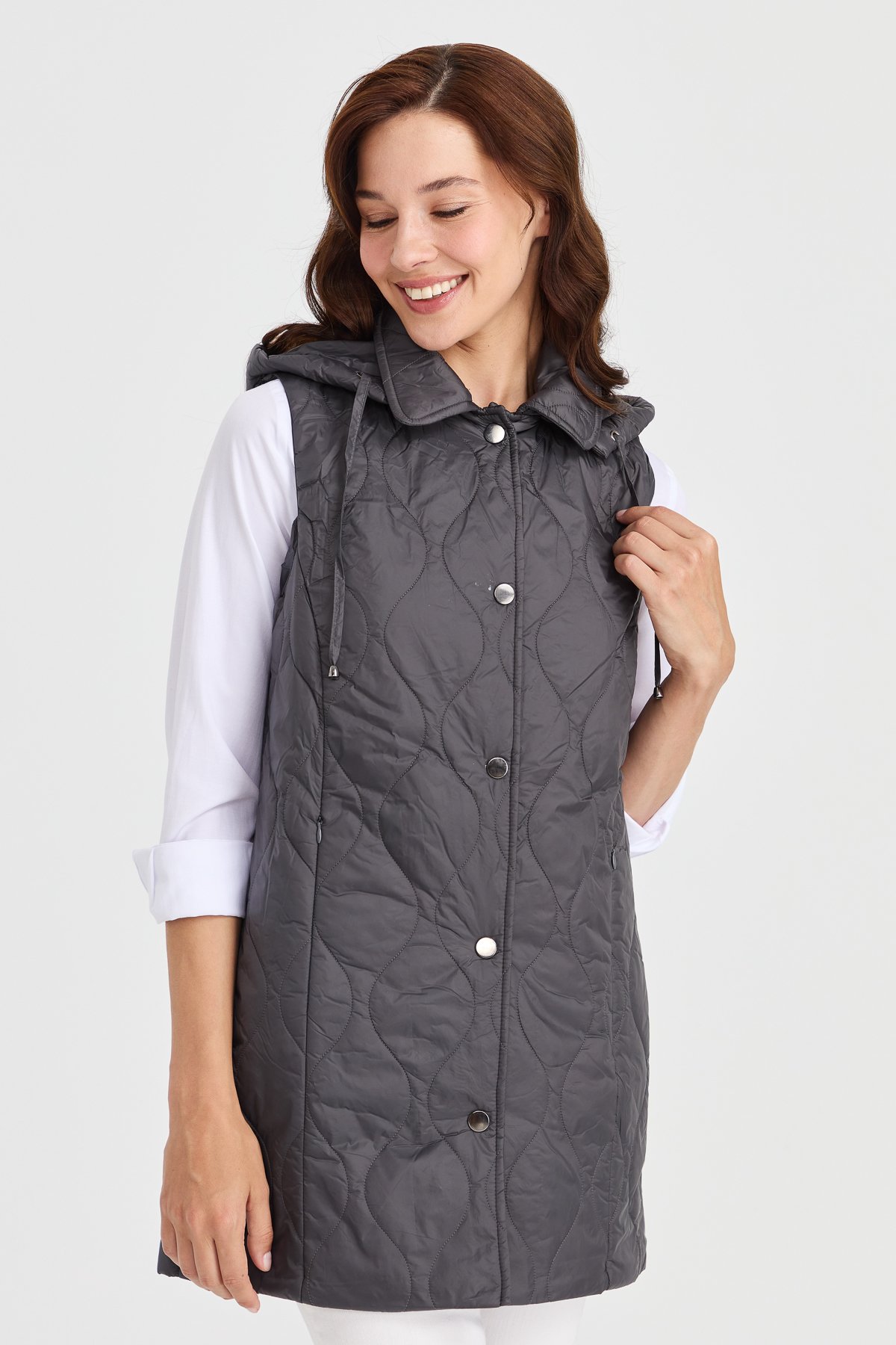 23406Kadın Kapüşonlu Kapitone Yelek Gri