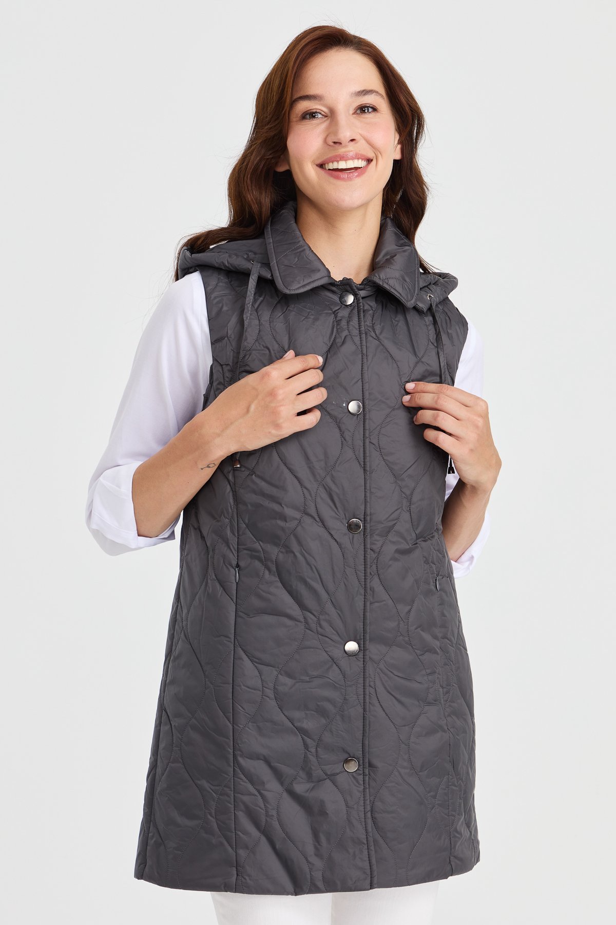 23406Kadın Kapüşonlu Kapitone Yelek Gri