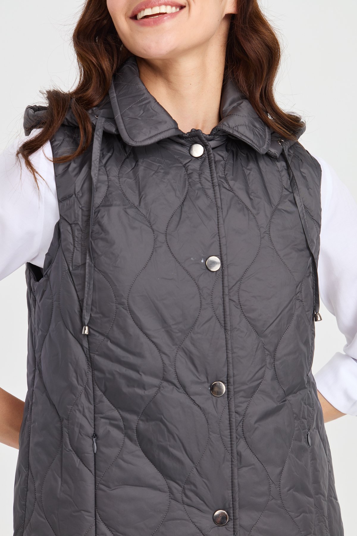 23406Kadın Kapüşonlu Kapitone Yelek Gri