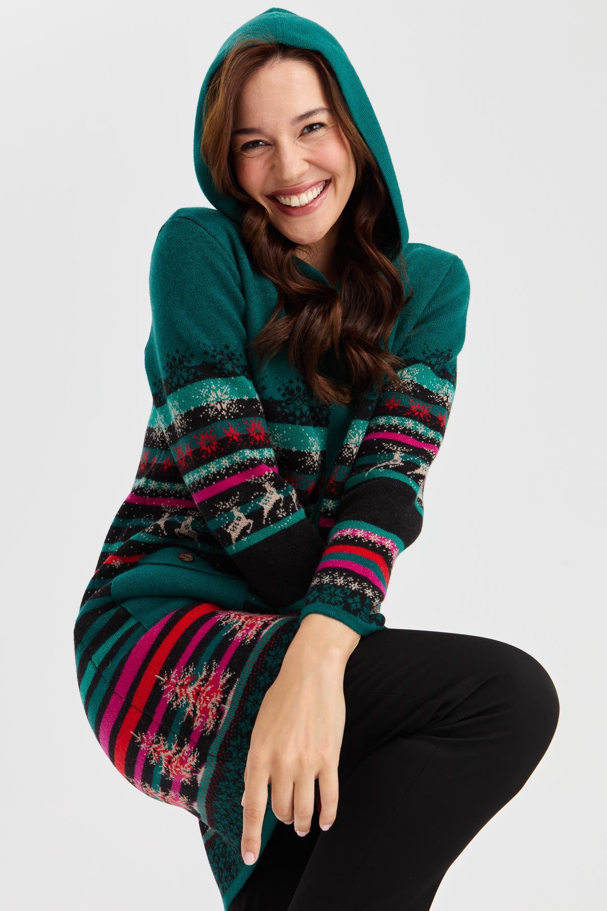 23012Kadın Kapüşonlu Kar ve Geyik Desenli Uzun Yün Kaban Siyah