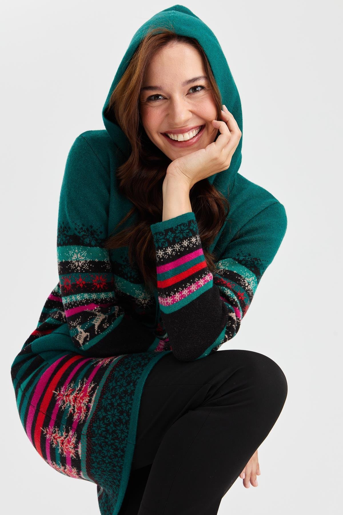 23012Kadın Kapüşonlu Kar ve Geyik Desenli Uzun Yün Kaban Siyah