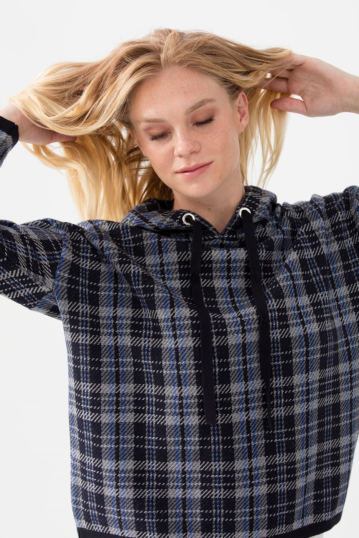 22103Женский короткий свитер в клетку с капюшоном, синий