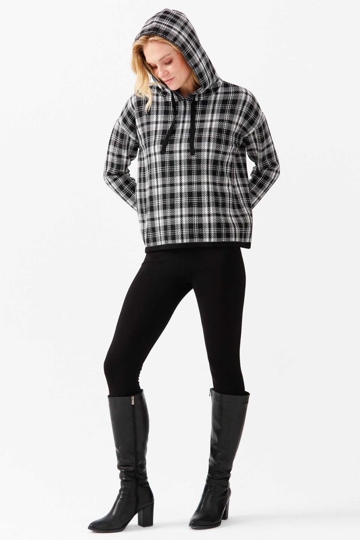 22103Женский короткий свитер в клетку с капюшоном, черный