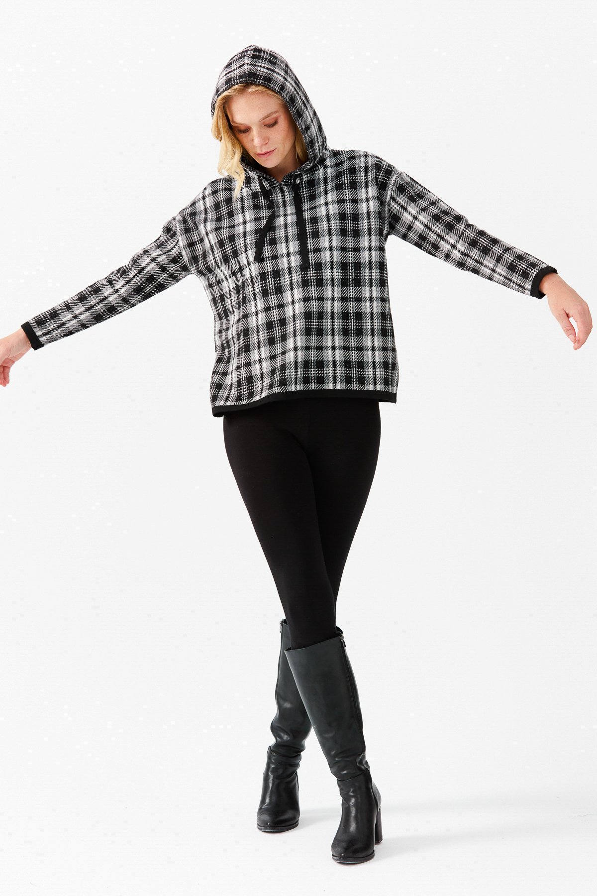 22103Женский короткий свитер в клетку с капюшоном, черный