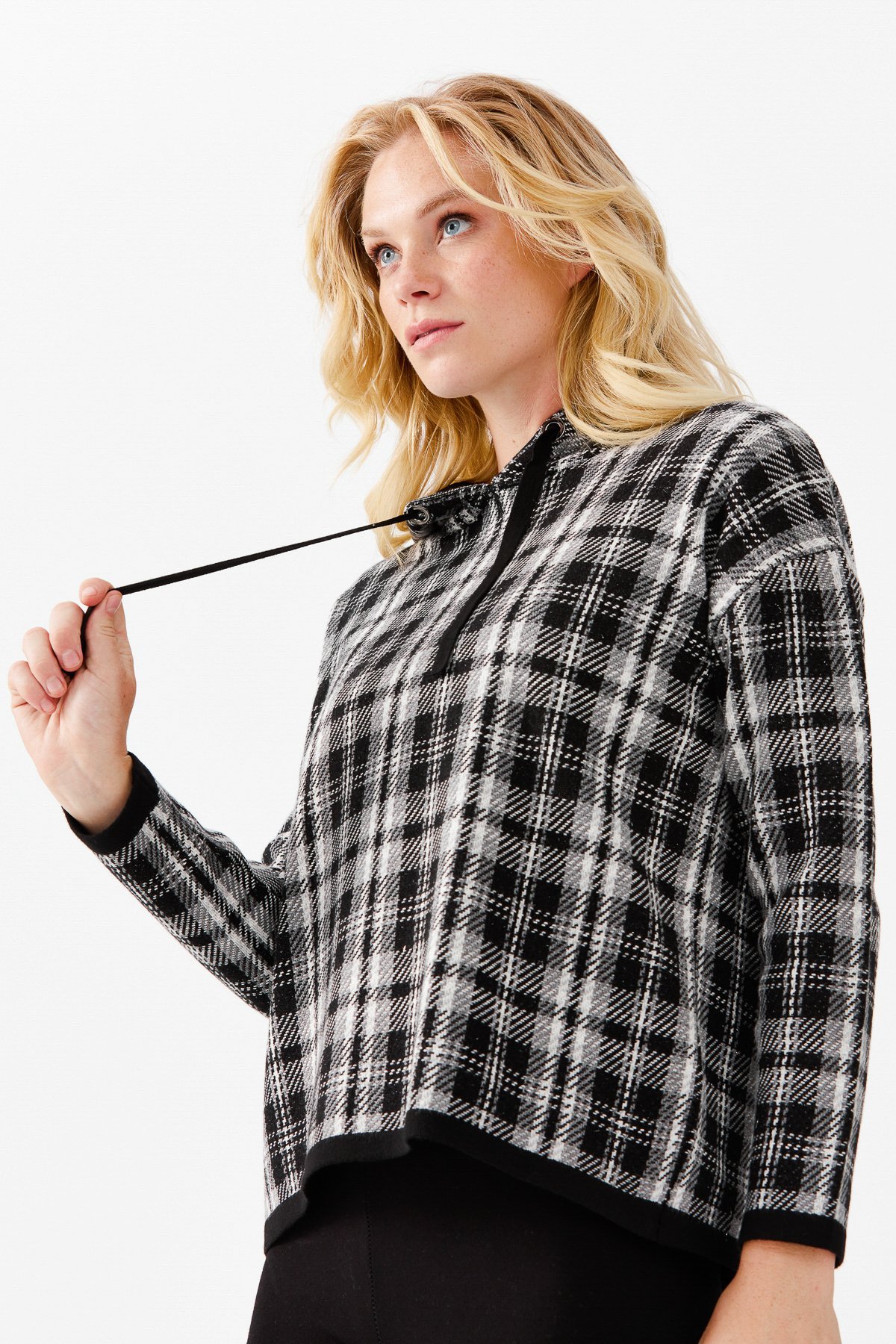 22103Женский короткий свитер в клетку с капюшоном, черный