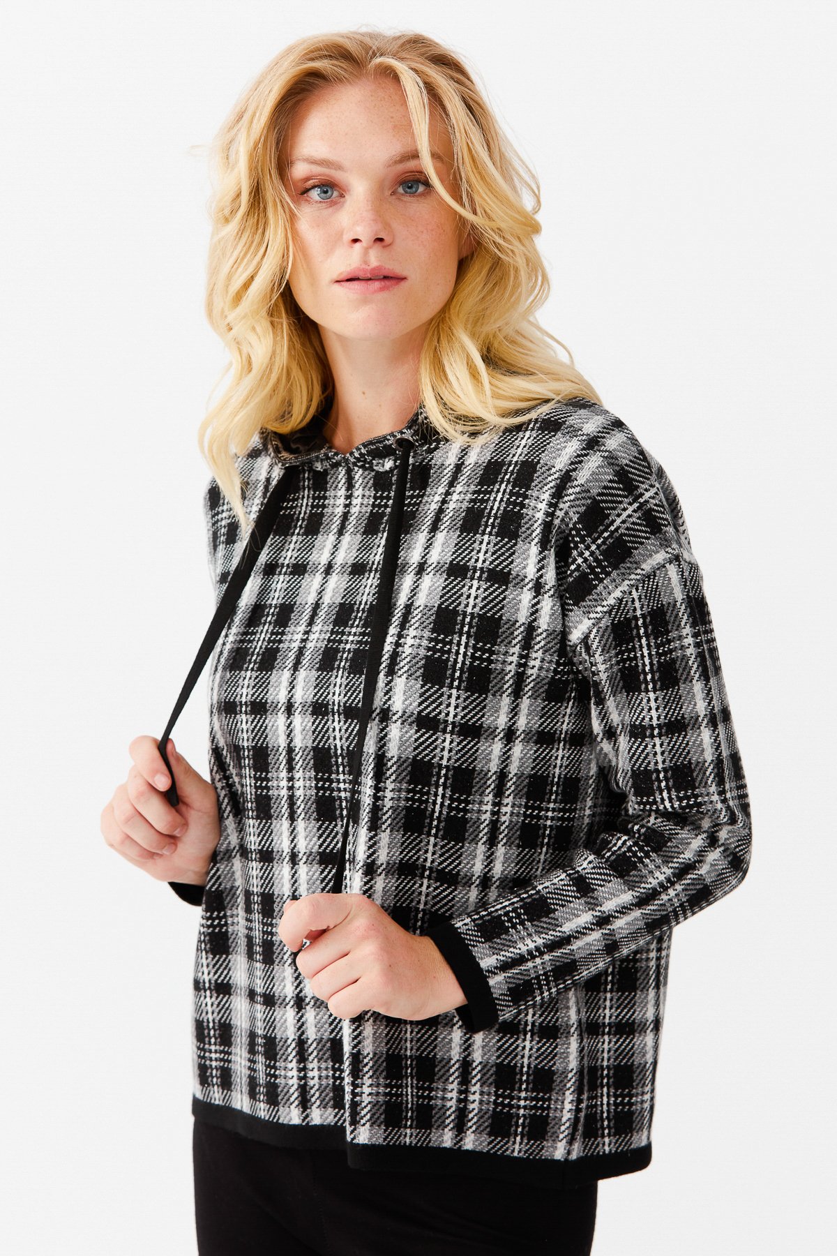 22103Женский короткий свитер в клетку с капюшоном, черный