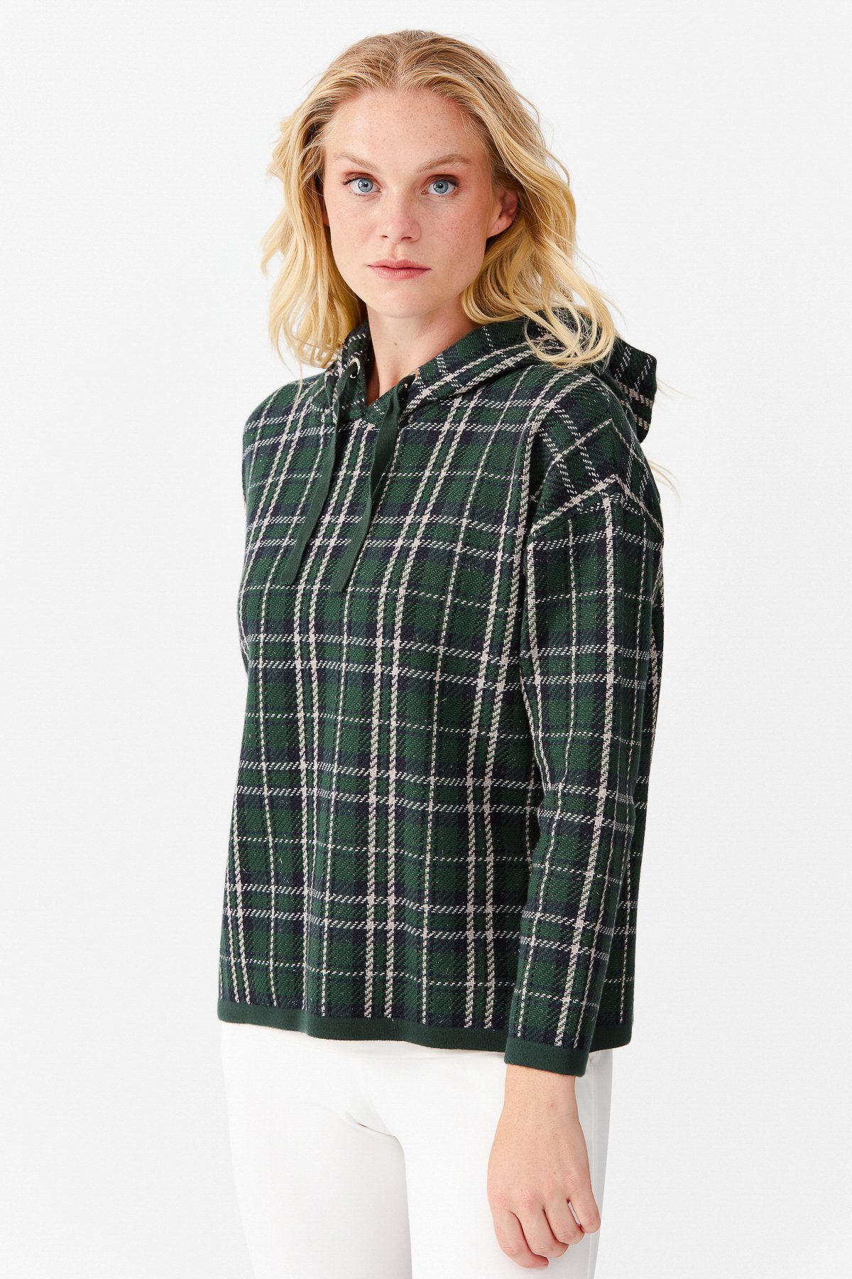 22103Женский короткий свитер в клетку с капюшоном, зеленый