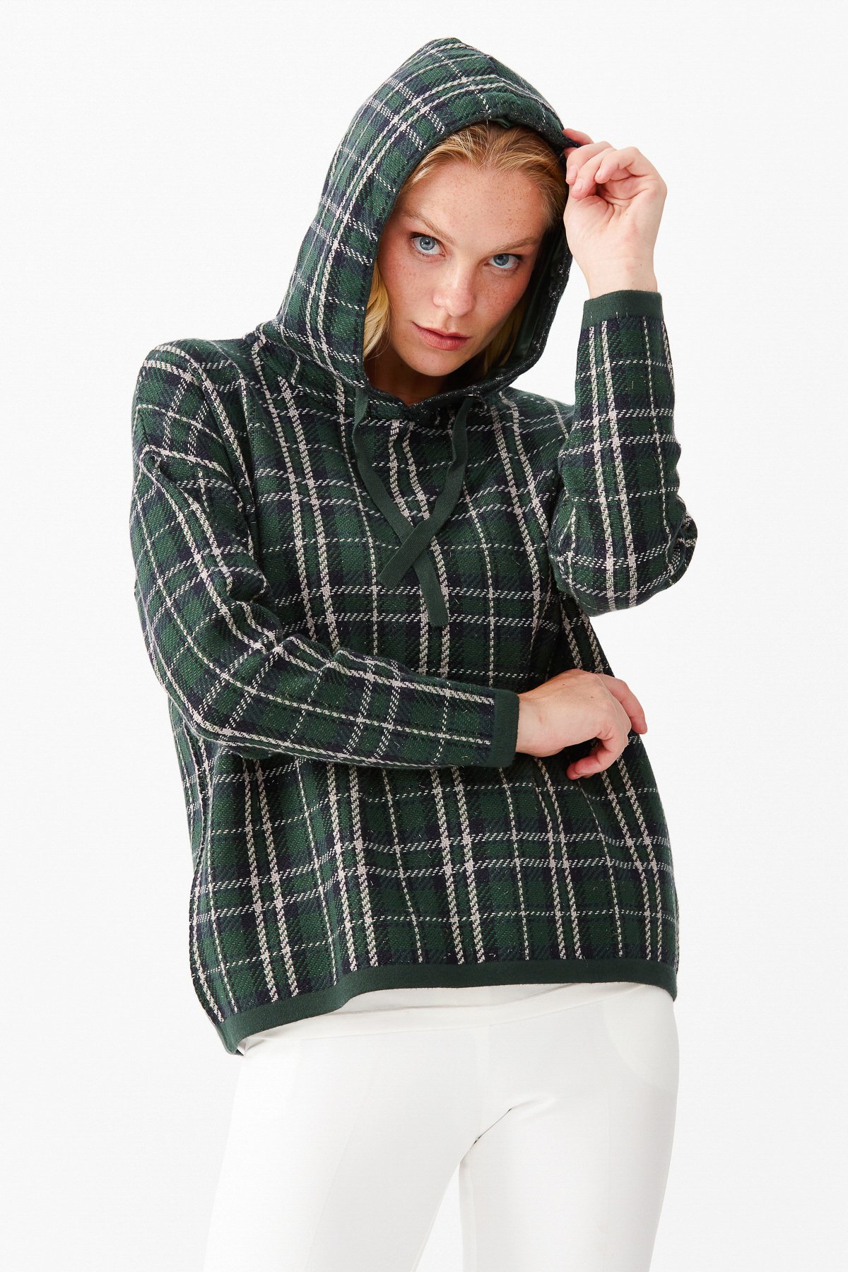 22103Женский короткий свитер в клетку с капюшоном, зеленый
