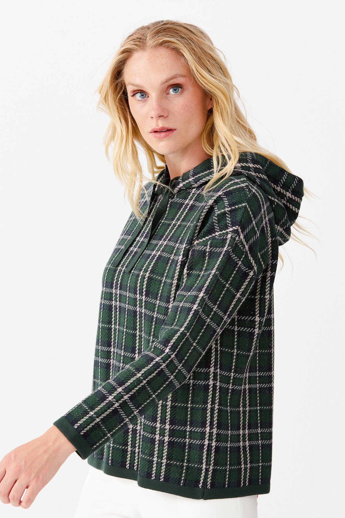 22103Женский короткий свитер в клетку с капюшоном, зеленый