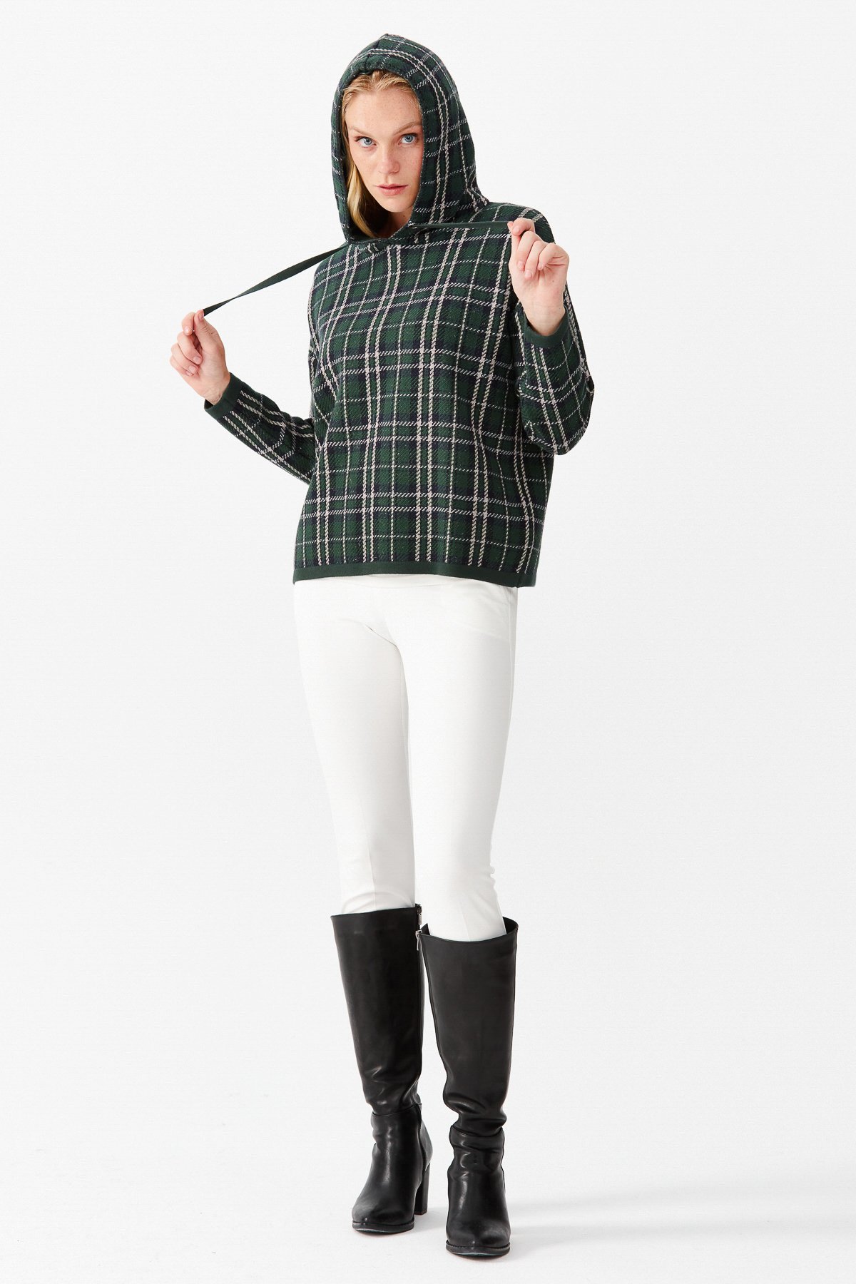 22103Женский короткий свитер в клетку с капюшоном, зеленый
