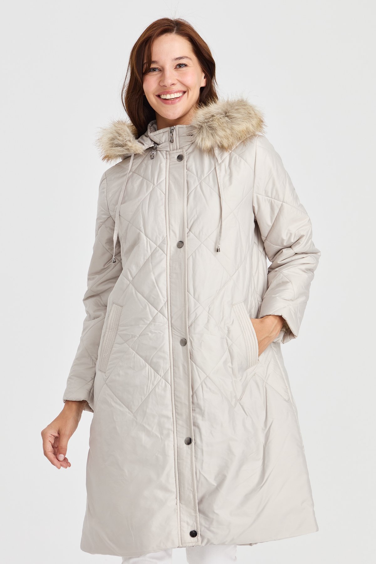 23408Kadın Kapüşonlu Kareli Uzun Kapitone Ceket Bej