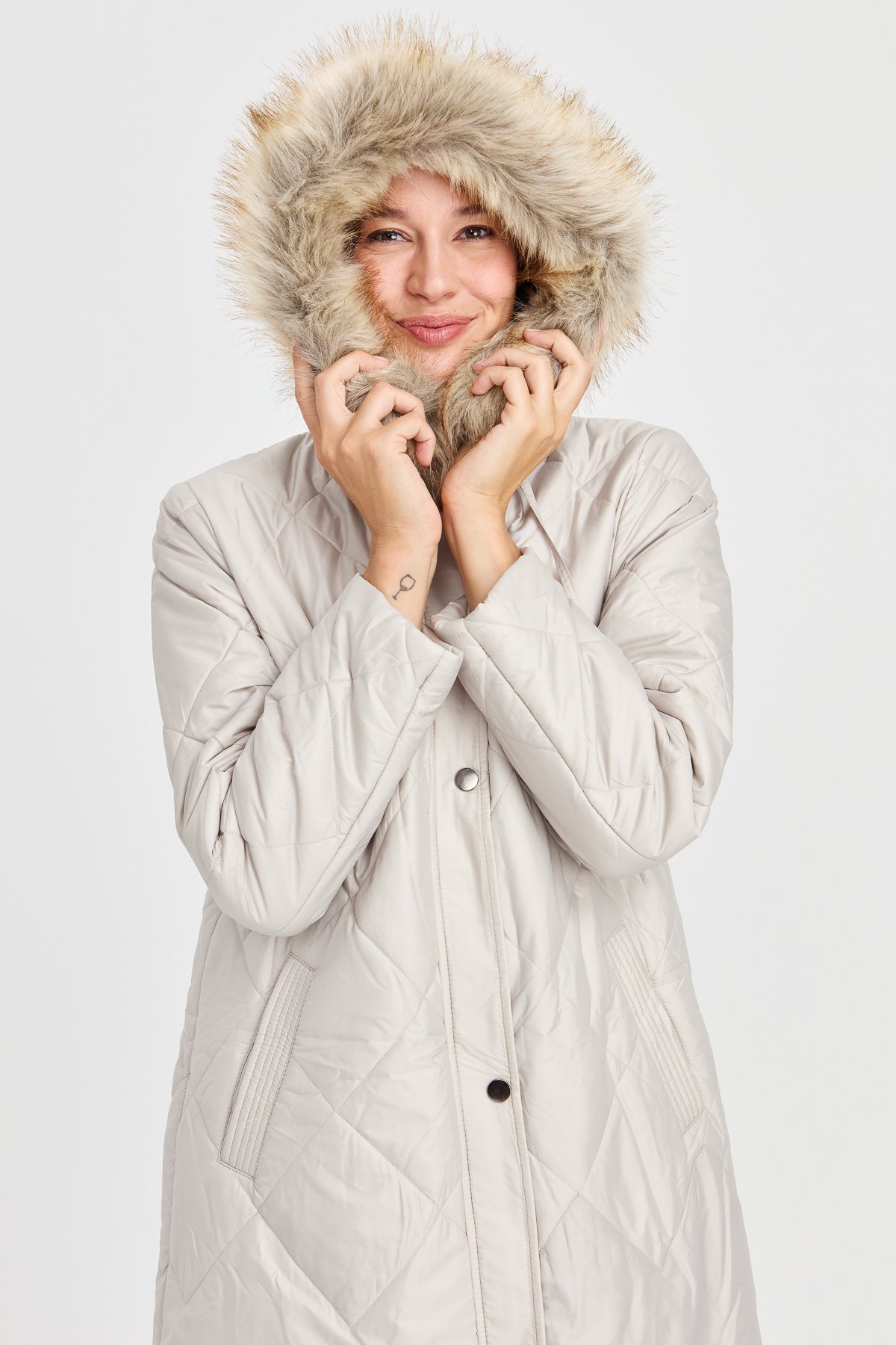 23408Kadın Kapüşonlu Kareli Uzun Kapitone Ceket Bej