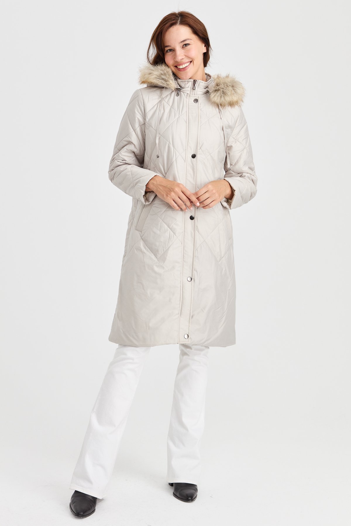 23408Kadın Kapüşonlu Kareli Uzun Kapitone Ceket Bej