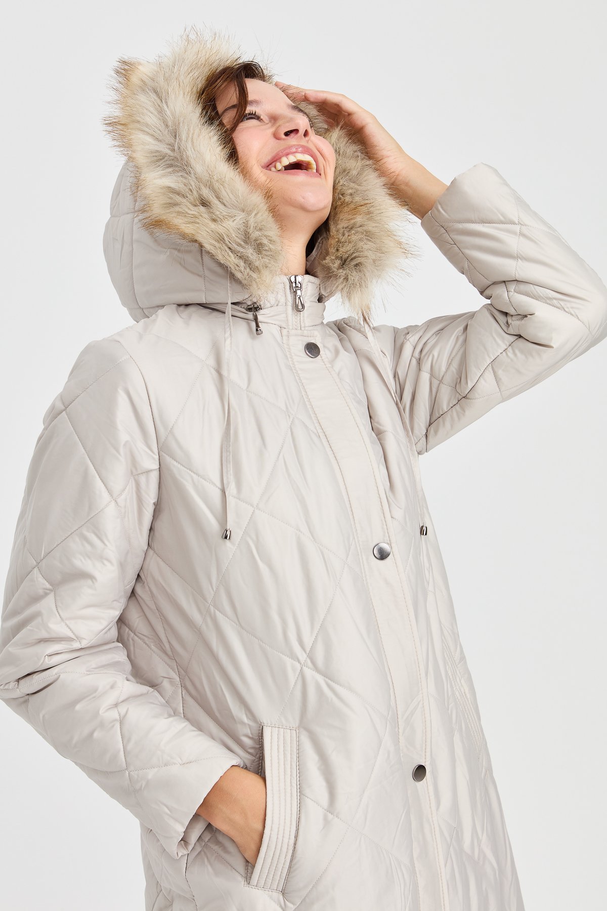 23408Kadın Kapüşonlu Kareli Uzun Kapitone Ceket Bej