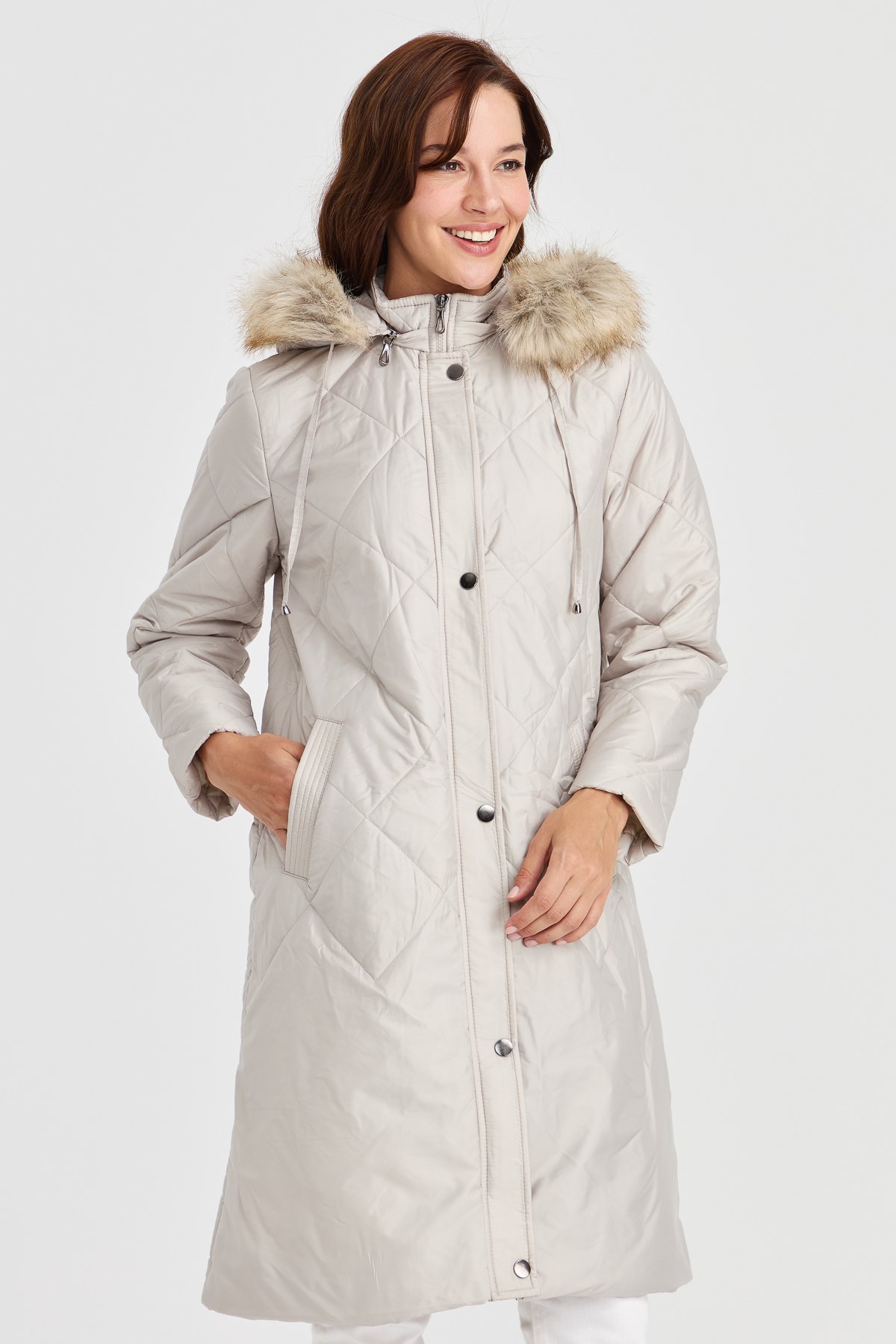 23408Kadın Kapüşonlu Kareli Uzun Kapitone Ceket Bej