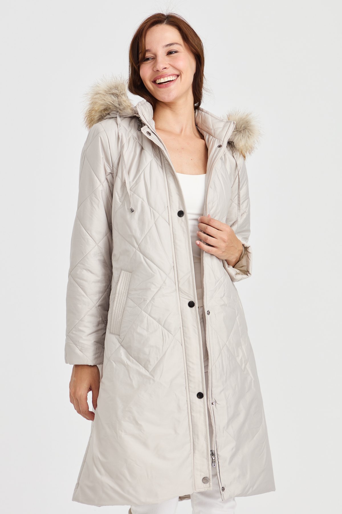 23408Kadın Kapüşonlu Kareli Uzun Kapitone Ceket Bej