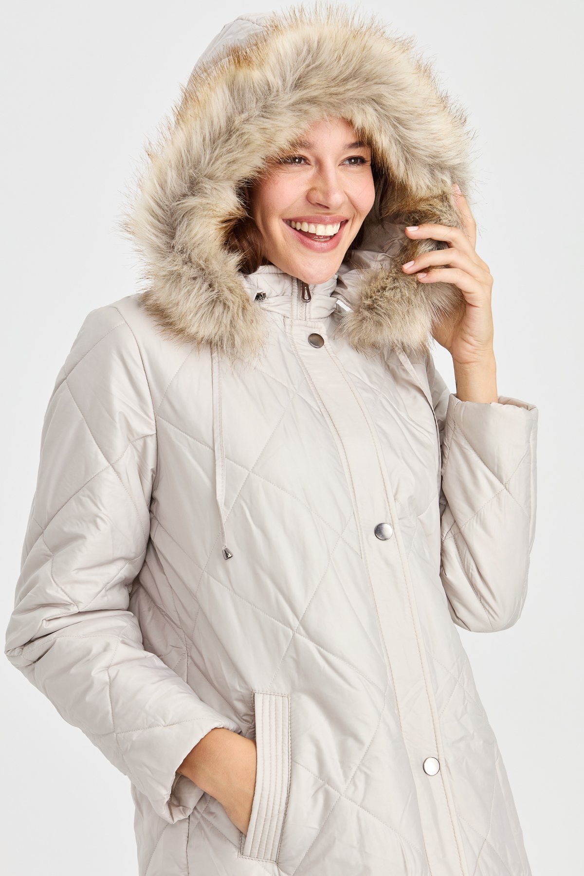 23408Kadın Kapüşonlu Kareli Uzun Kapitone Ceket Bej