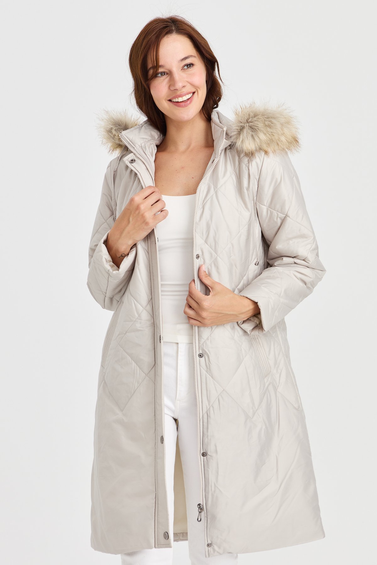 23408Kadın Kapüşonlu Kareli Uzun Kapitone Ceket Bej