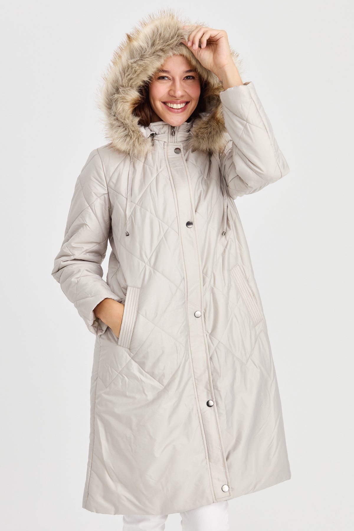 23408Kadın Kapüşonlu Kareli Uzun Kapitone Ceket Bej