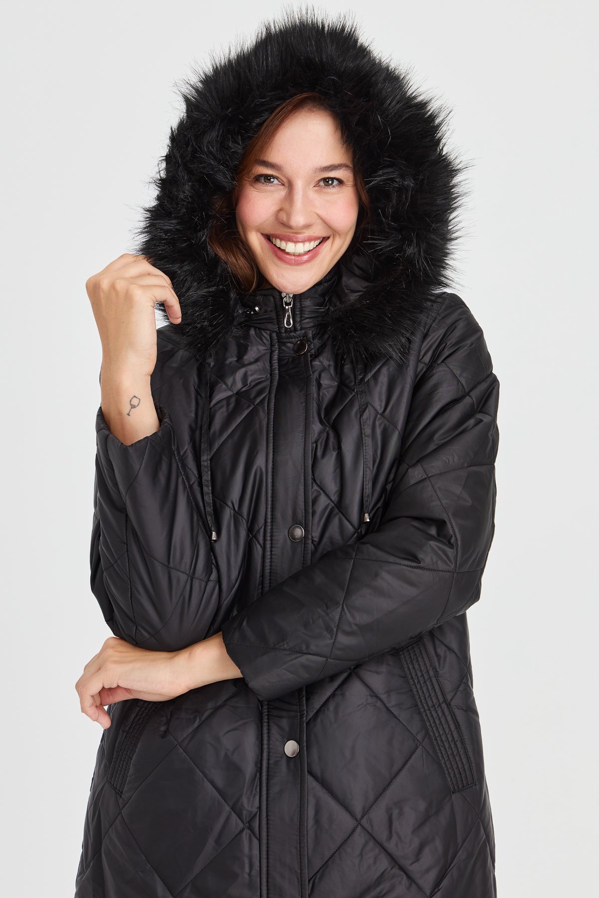 23408Kadın Kapüşonlu Kareli Uzun Kapitone Ceket Siyah