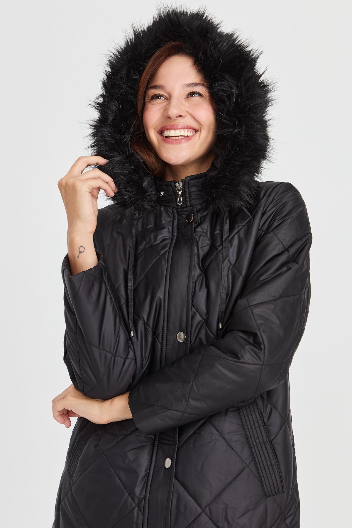 23408Kadın Kapüşonlu Kareli Uzun Kapitone Ceket Siyah