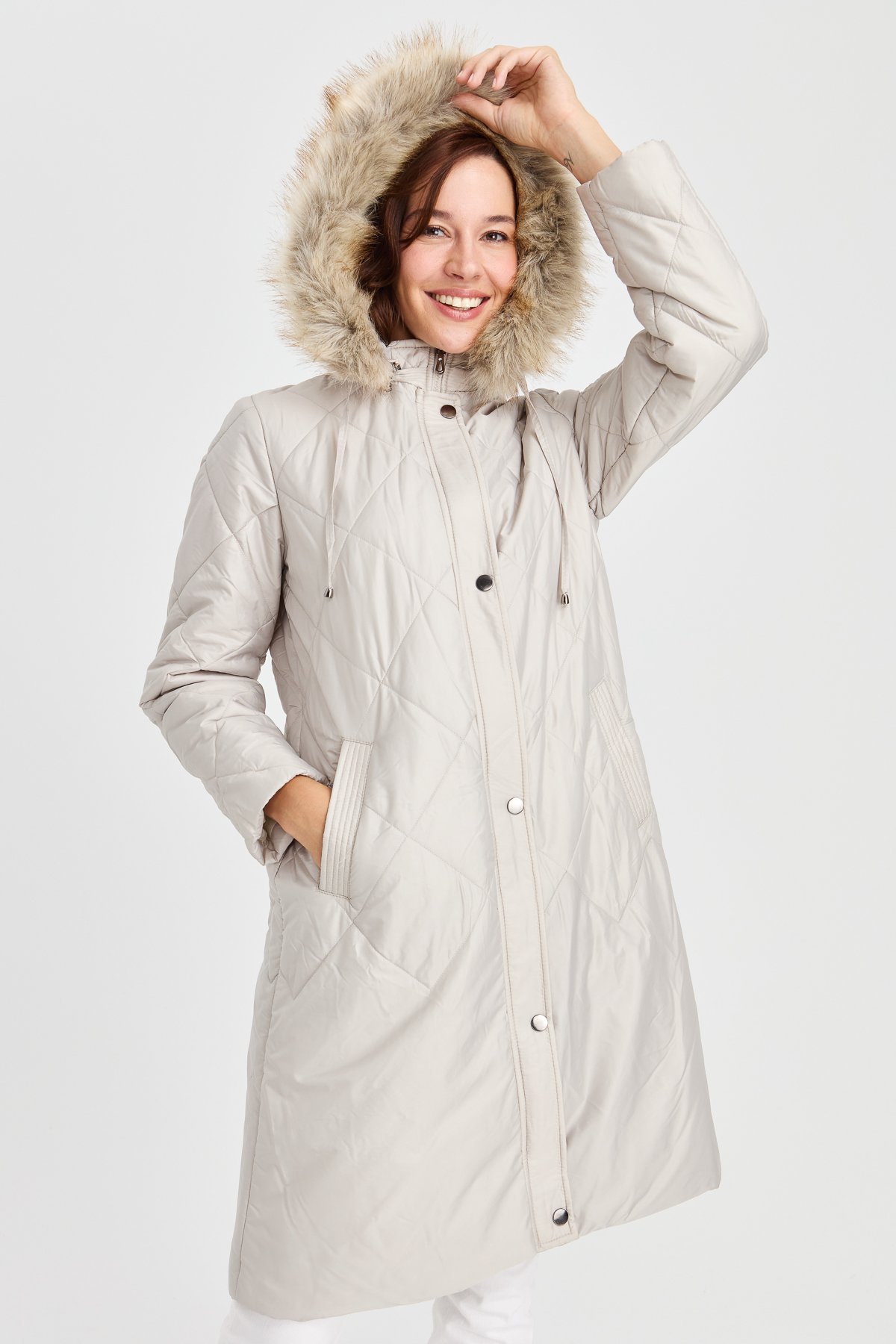 23408Kadın Kapüşonlu Kareli Uzun Kapitone Ceket Bej