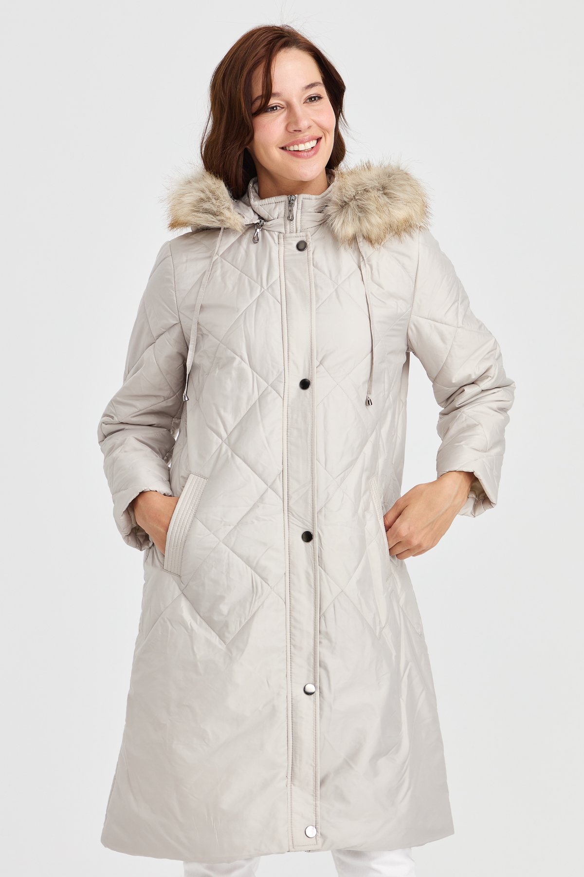 23408Kadın Kapüşonlu Kareli Uzun Kapitone Ceket Bej