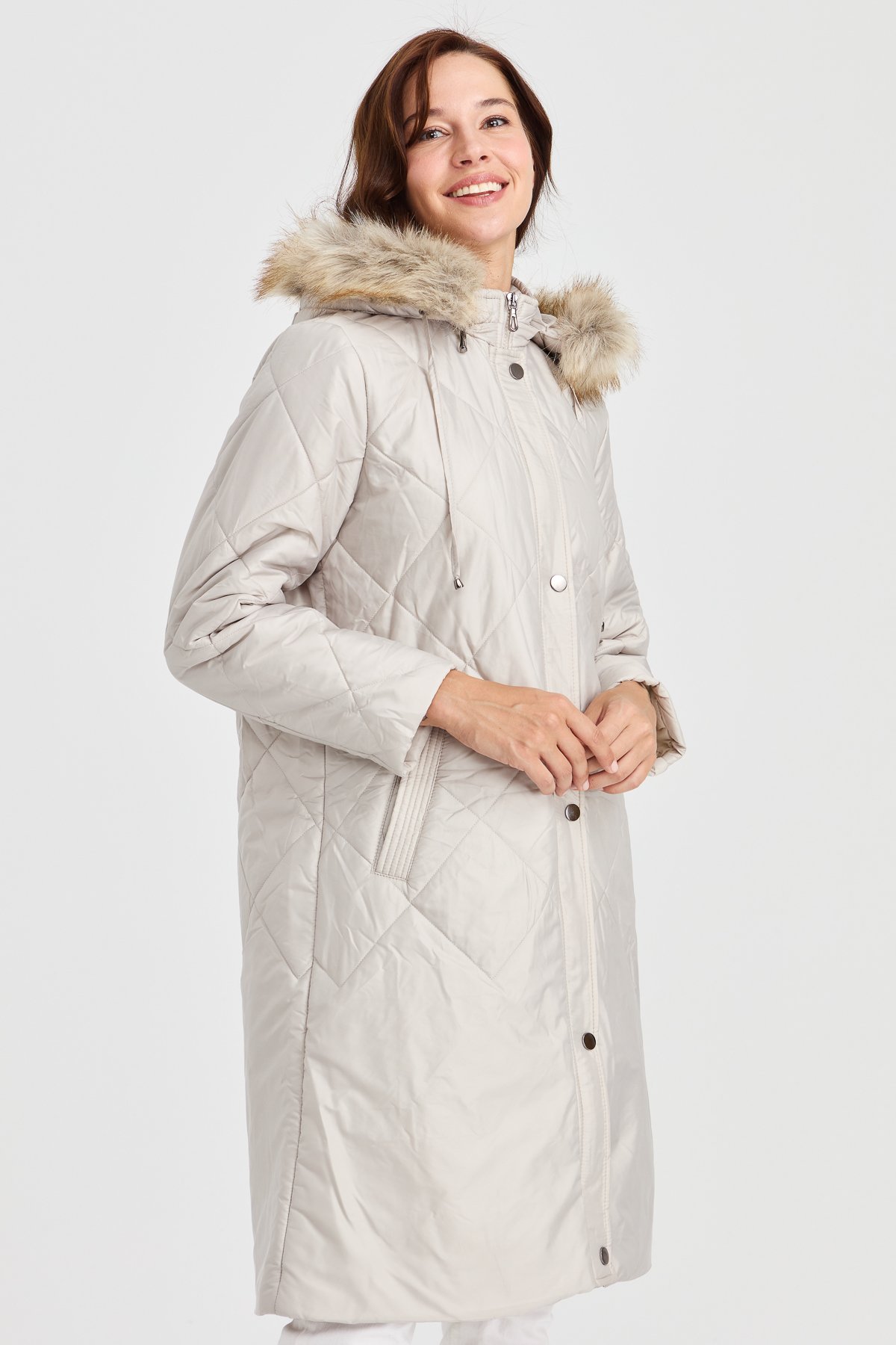 23408Kadın Kapüşonlu Kareli Uzun Kapitone Ceket Bej