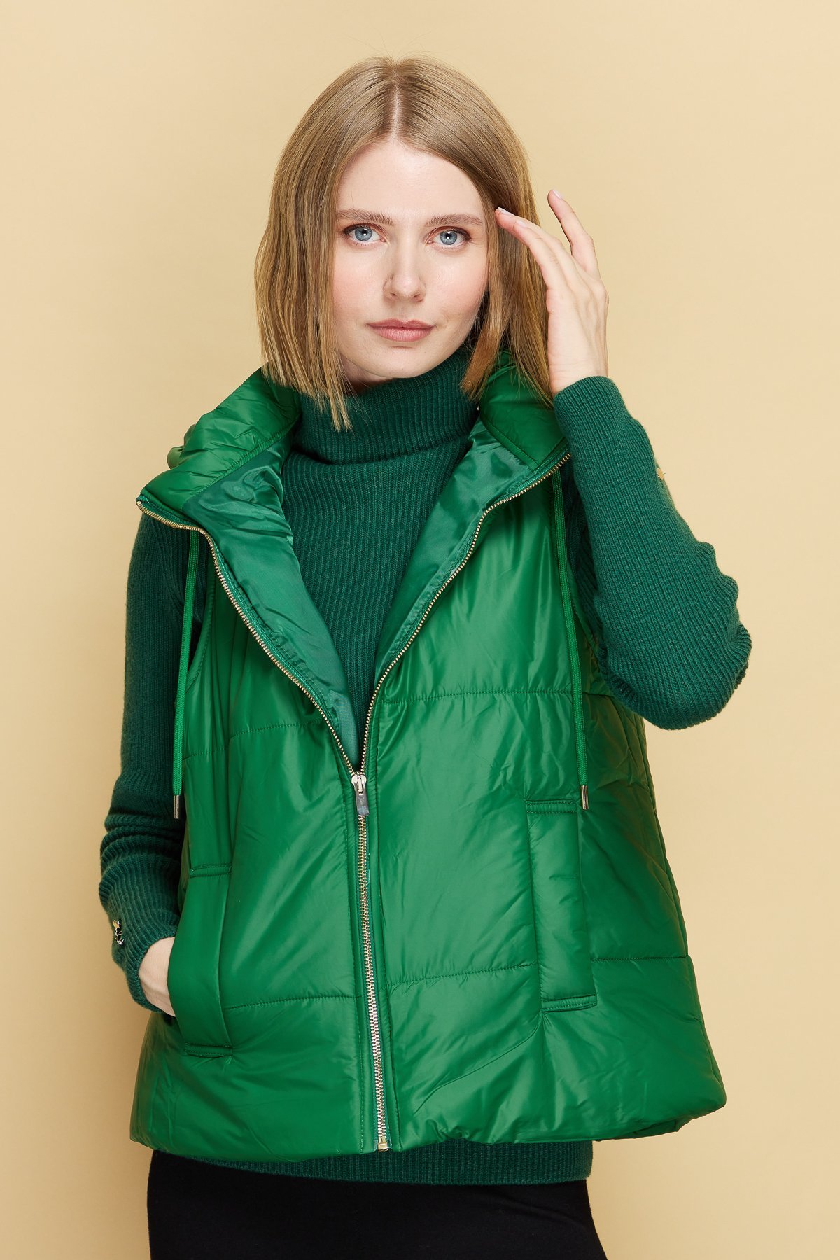 23409Kadın Kapüşonlu Kısa Kapitone Yelek Benetton