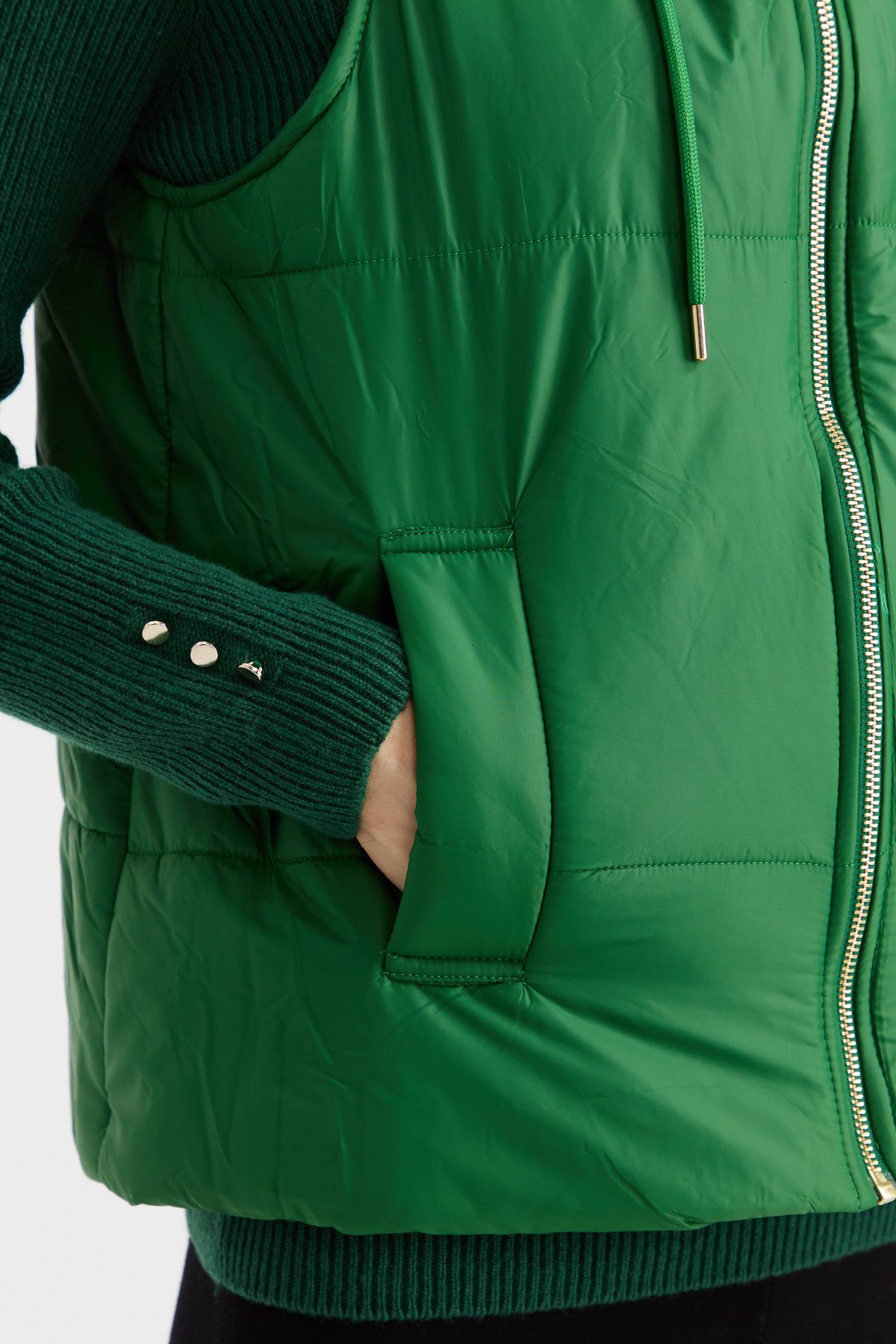 23409Kadın Kapüşonlu Kısa Kapitone Yelek Benetton