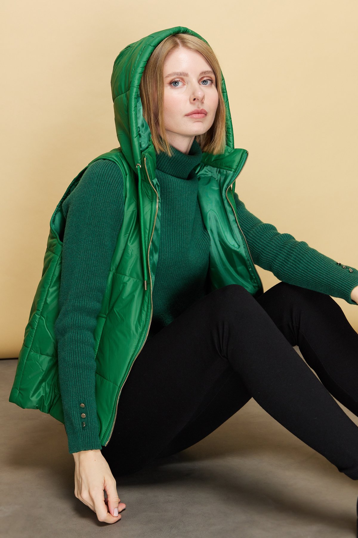 23409Kadın Kapüşonlu Kısa Kapitone Yelek Benetton