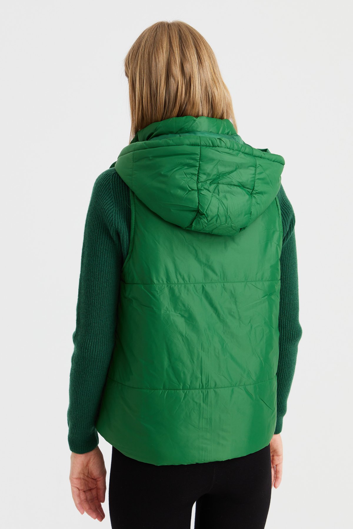 23409Kadın Kapüşonlu Kısa Kapitone Yelek Benetton