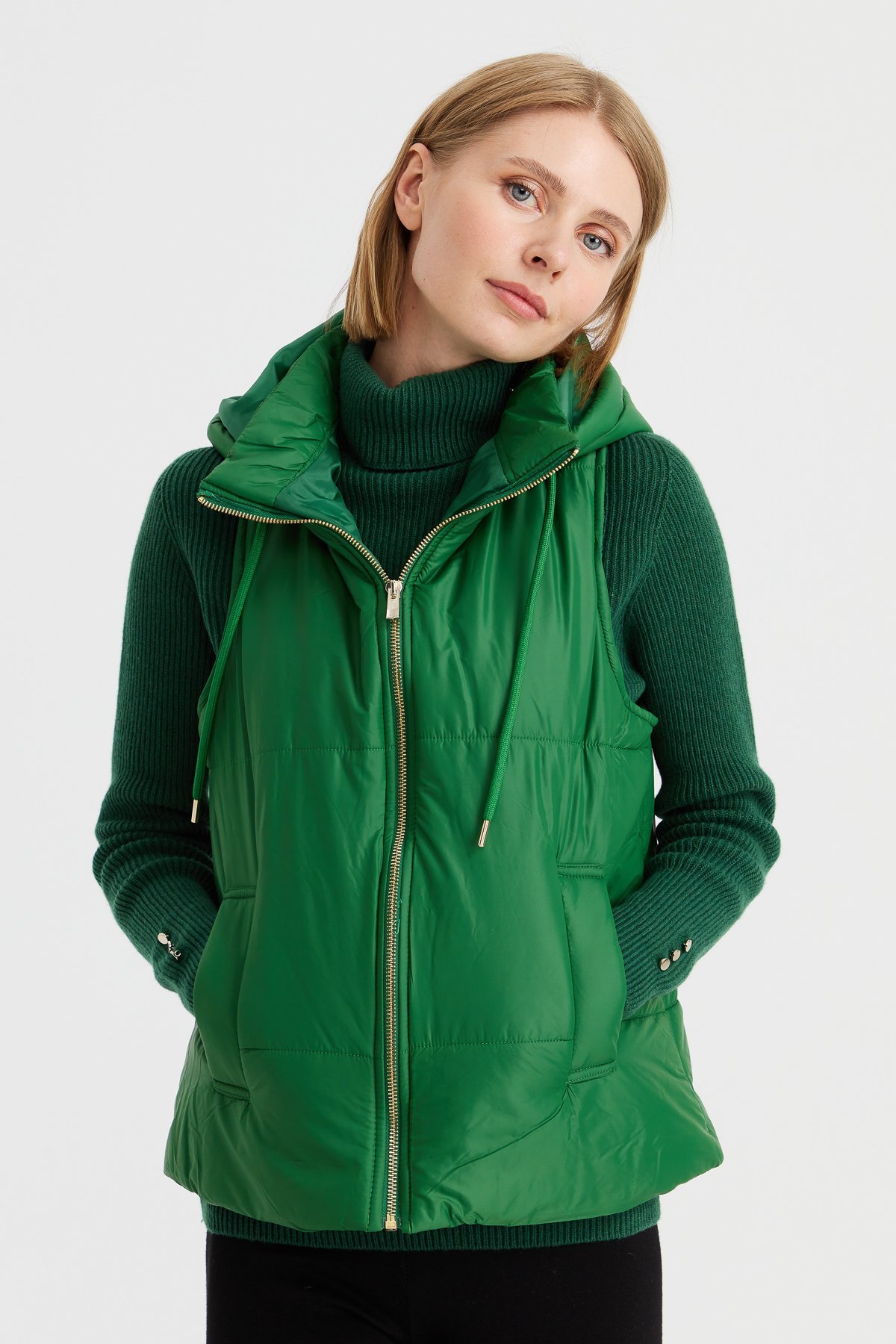 23409Kadın Kapüşonlu Kısa Kapitone Yelek Benetton