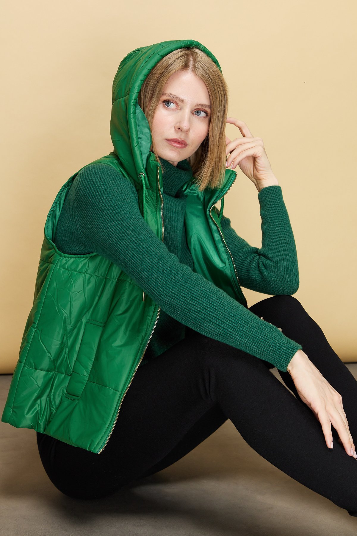 23409Kadın Kapüşonlu Kısa Kapitone Yelek Benetton