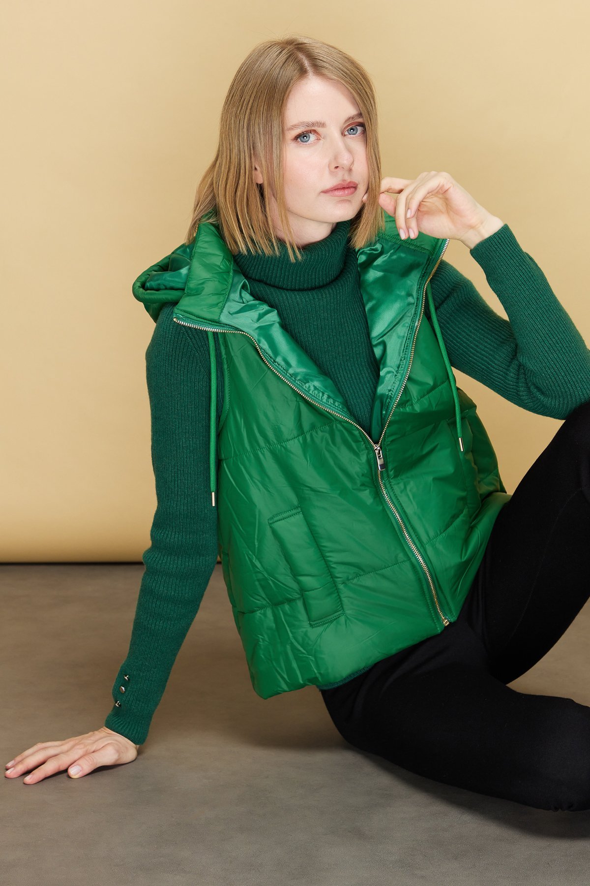 23409Kadın Kapüşonlu Kısa Kapitone Yelek Benetton