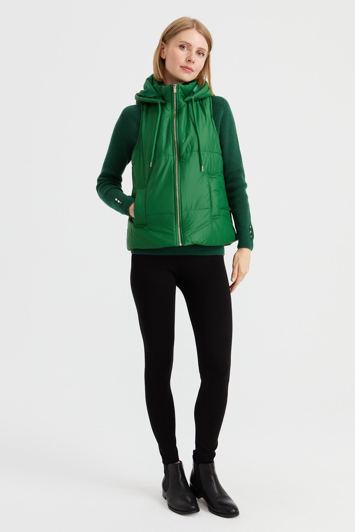 23409Kadın Kapüşonlu Kısa Kapitone Yelek Benetton