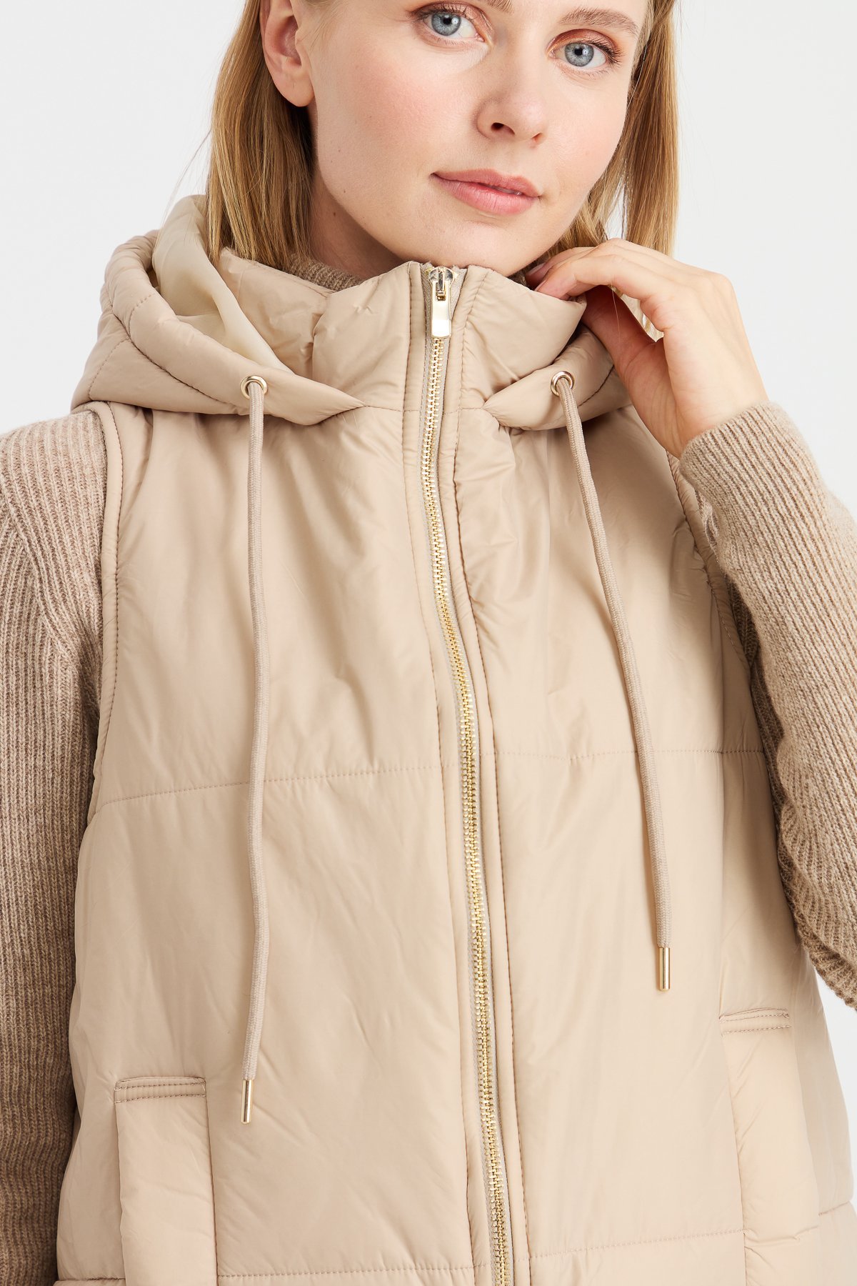 23409Kadın Kapüşonlu Kısa Kapitone Yelek Ekru