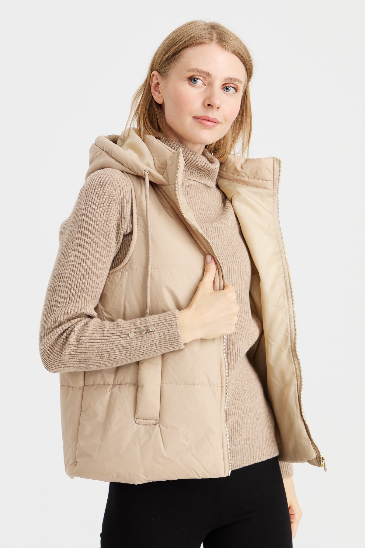 23409Kadın Kapüşonlu Kısa Kapitone Yelek Ekru