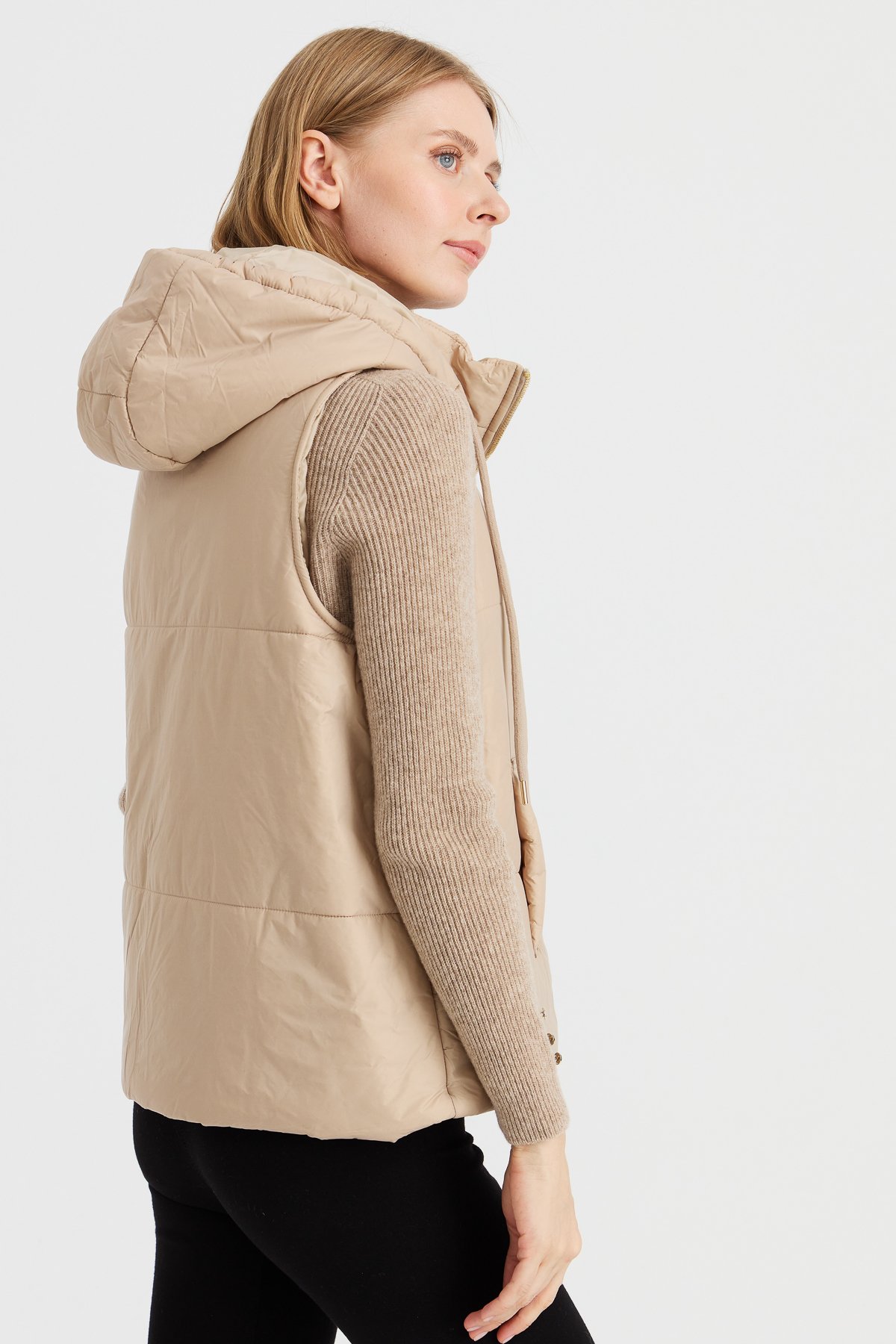 23409Kadın Kapüşonlu Kısa Kapitone Yelek Ekru