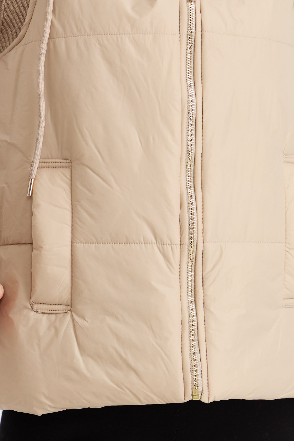 23409Kadın Kapüşonlu Kısa Kapitone Yelek Ekru