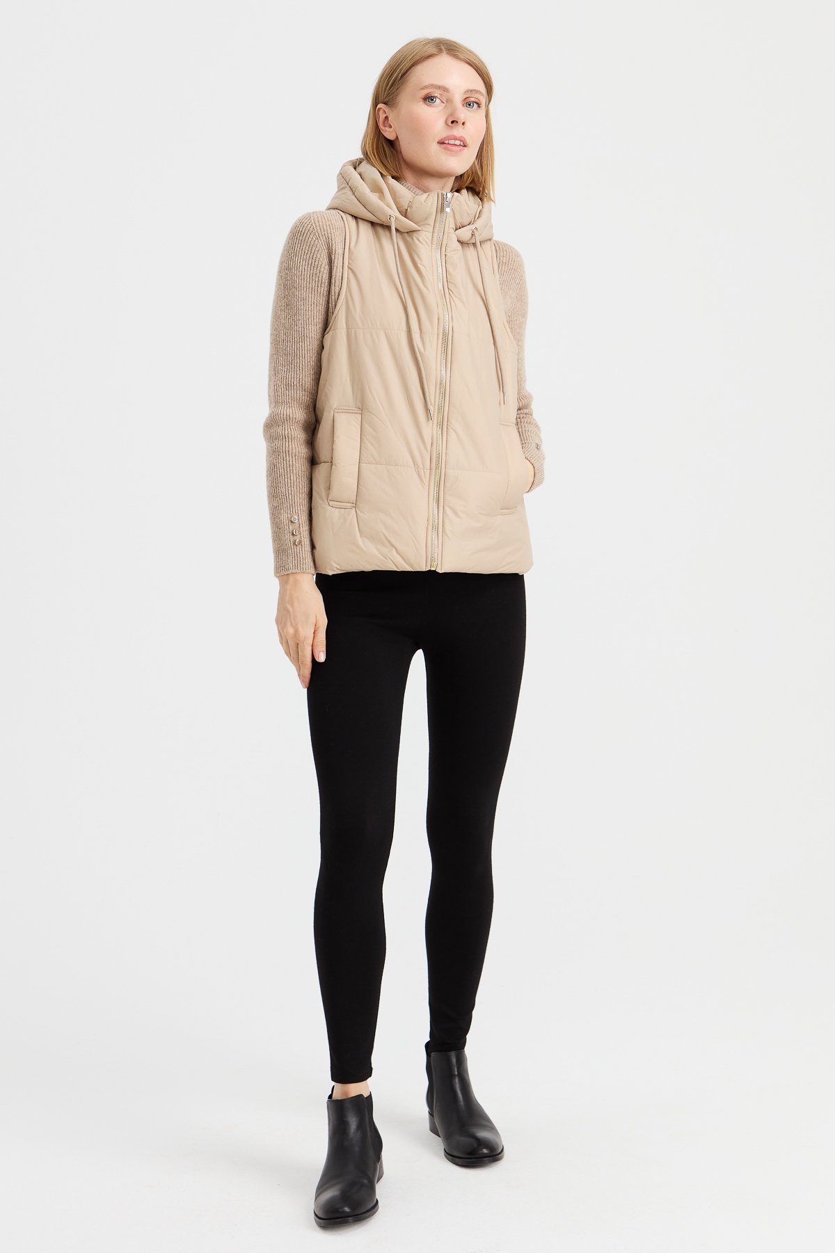 23409Kadın Kapüşonlu Kısa Kapitone Yelek Ekru