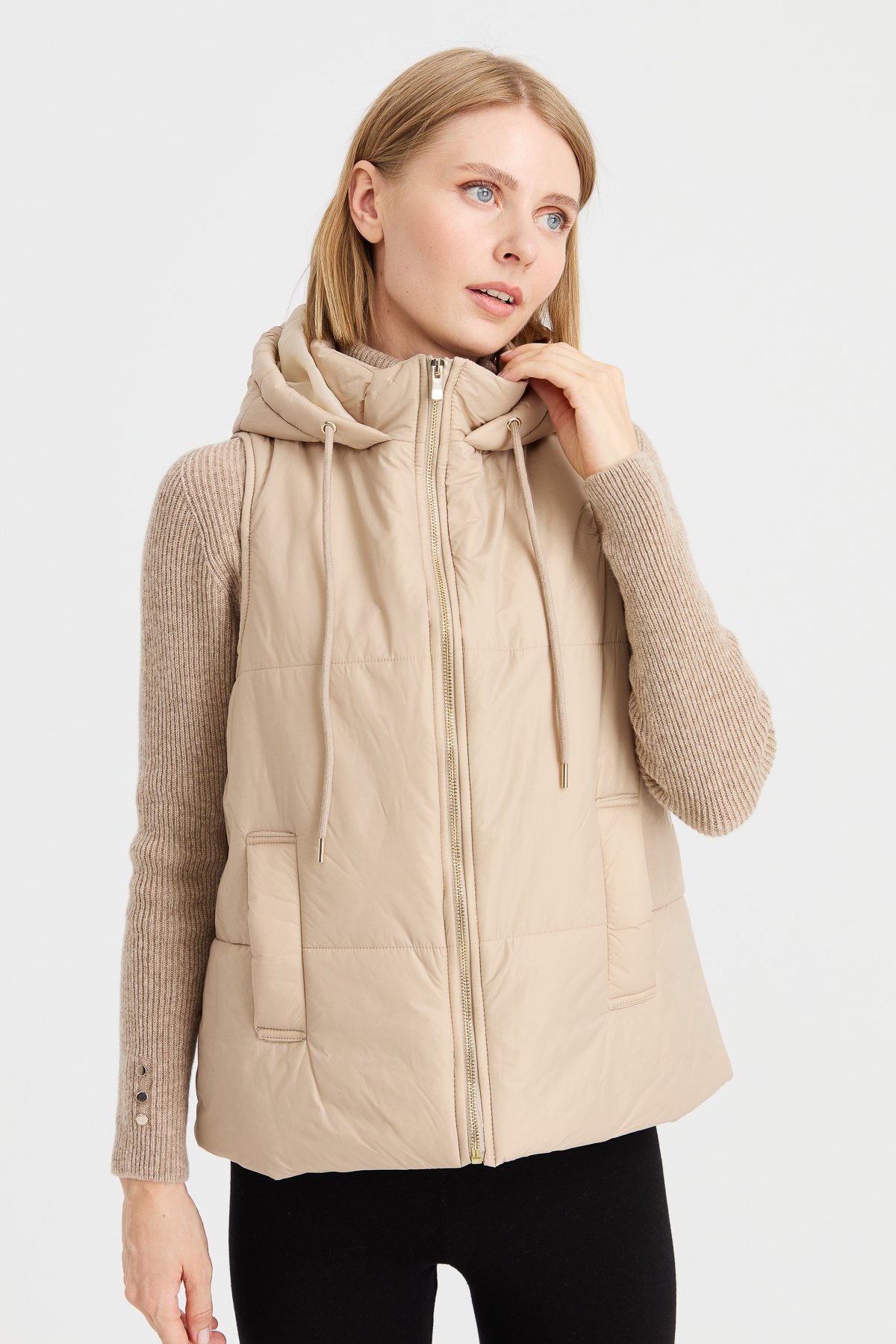 23409Kadın Kapüşonlu Kısa Kapitone Yelek Ekru