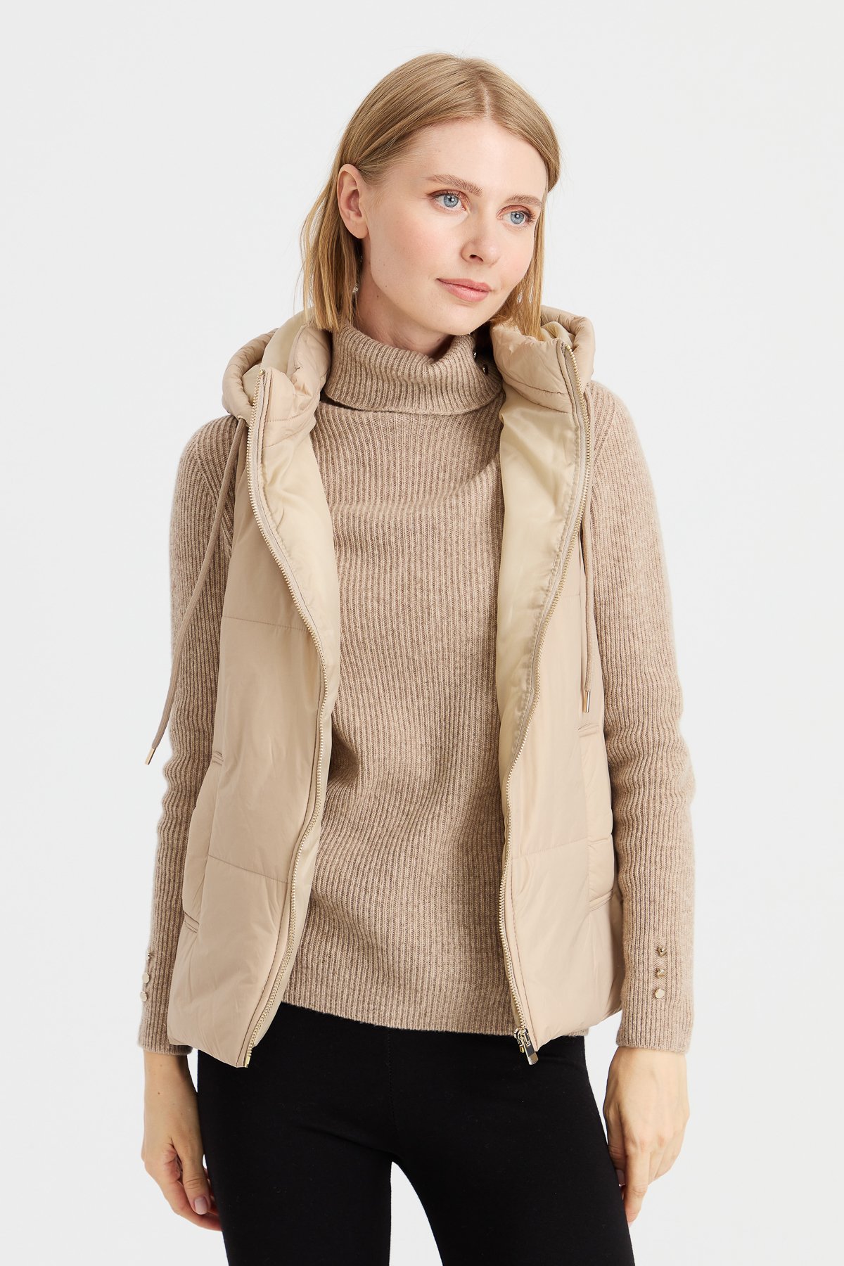 23409Kadın Kapüşonlu Kısa Kapitone Yelek Ekru