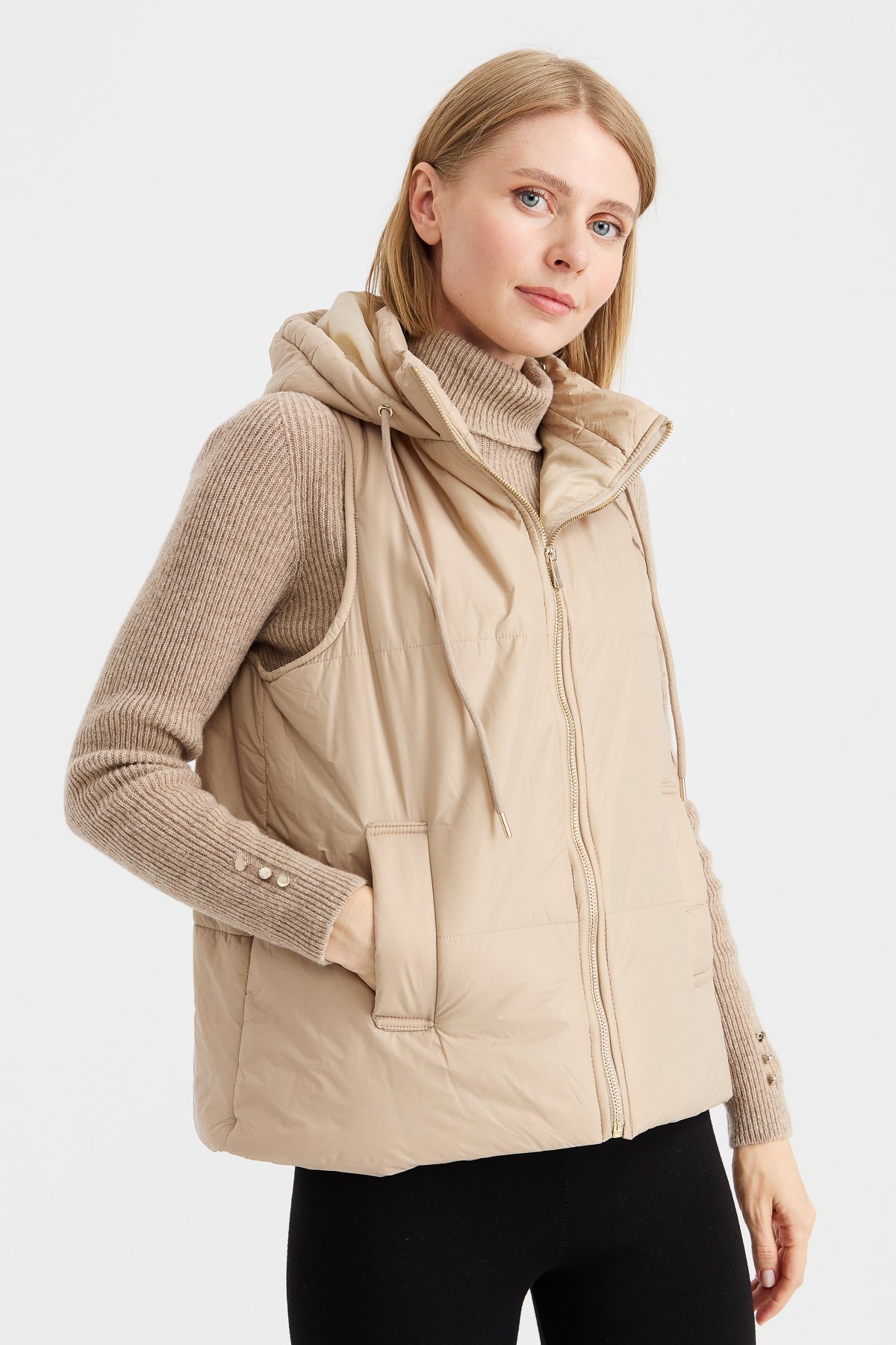 23409Kadın Kapüşonlu Kısa Kapitone Yelek Ekru