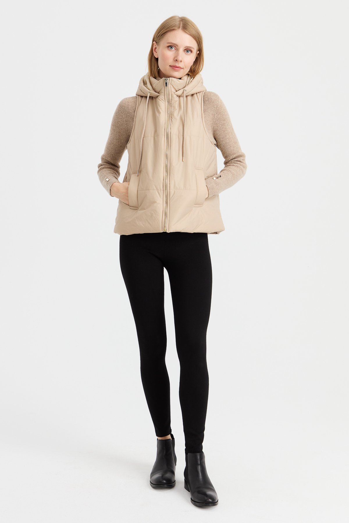 23409Kadın Kapüşonlu Kısa Kapitone Yelek Ekru