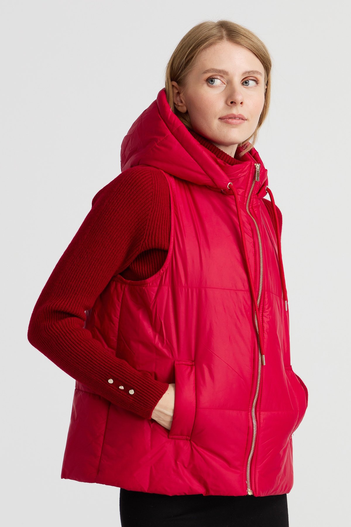 23409Kadın Kapüşonlu Kısa Kapitone Yelek Kırmızı